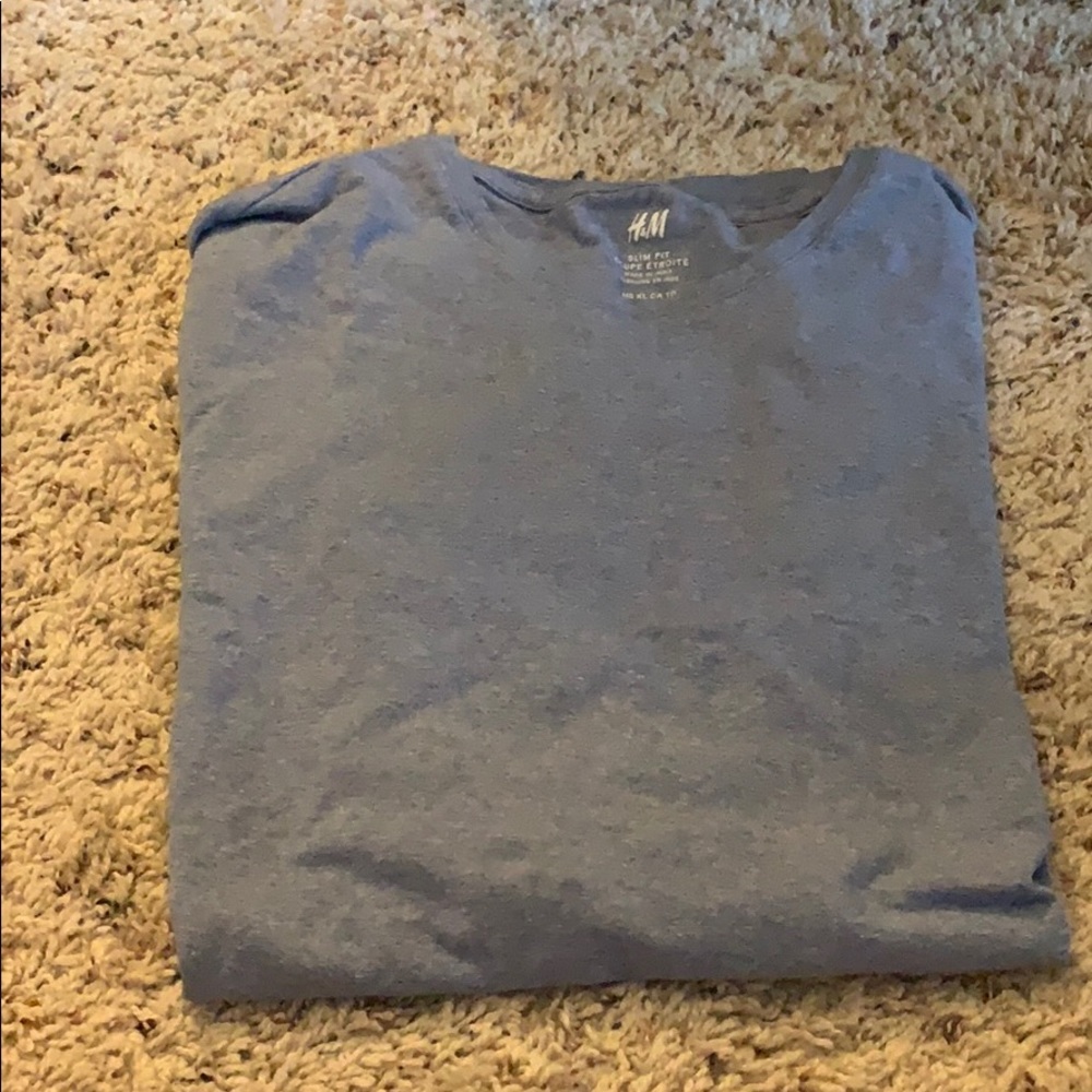 H&M t-shirt XL or L slim fit (runs smaller)